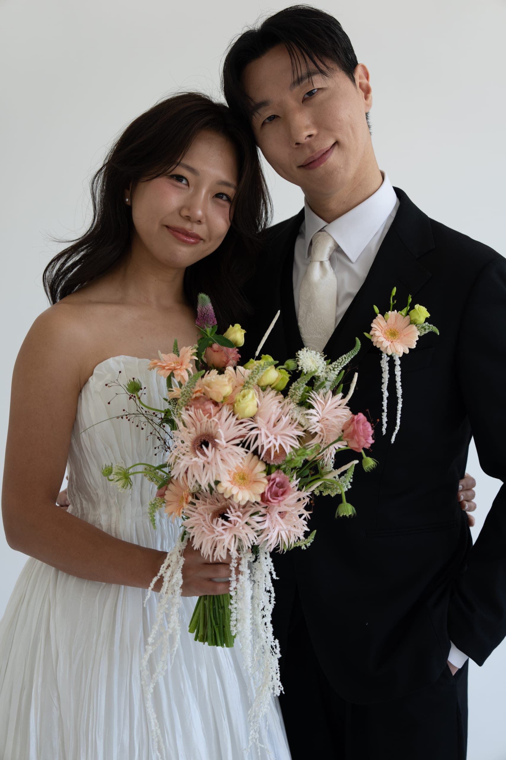 부케를 든 신부와 신랑